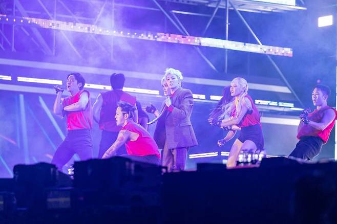 지드래곤(G-DRAGON)이 공연을 펼치고 있다. ⓒ LIV골프