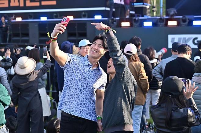 갤러리들이 공연 무대 앞에서 셀카를 남기고 있다. ⓒ LIV골프