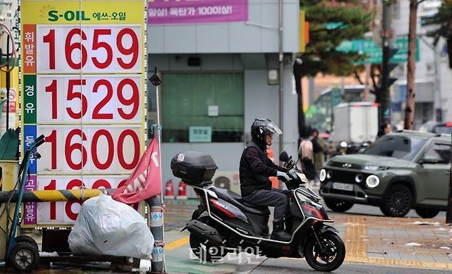 서울 시내의 한 주유소에 유가 정보가 표시되어 있다. ⓒ뉴시스