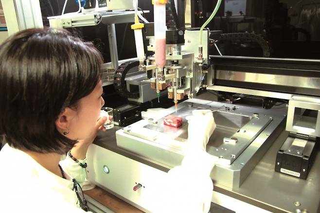 이진규 이화여대 식품생명공학과 교수가 이끄는 식품나노공학연구실에서 3차원(3D) 대체육을 출력하는 모습. 오늘날 3D 푸드 프린터로 출력할 수 있는 음식의 종류는 스테이크 외에도 참치, 새우, 연어, 능성어 등 다양하다. 과학동아 제공