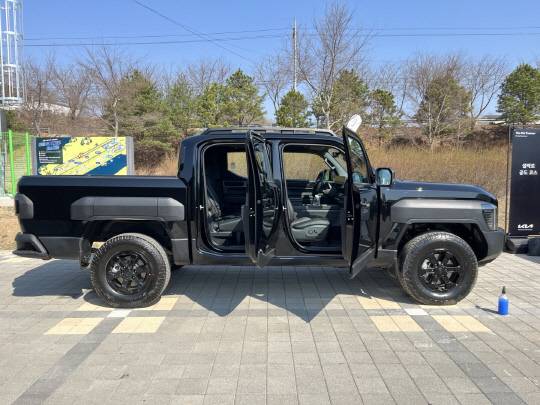 지난달 초 강원 인제서 열린 오프로드 시승 행사장에 전시된 기아 타스만. 장우진 기자