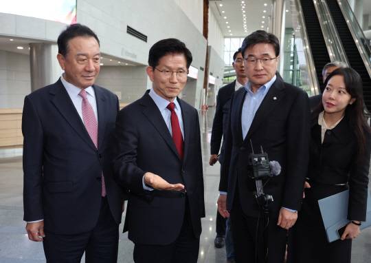 김문수 국민의힘 대선 후보가 6일 아시아태평양경제협력체(APEC) 회의장인 경북 경주시 경주화백컨벤션센터에서 취재진의 질문에 답하고 있다. [연합뉴스]