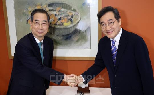 한덕수(왼쪽) 무소속 대선 예비후보와 이낙연 전 국무총리(새미래민주당 상임고문)이 6일 서울 중구 컨퍼런스하우스달개비에서 오찬 회동에 앞서 취재진을 향해 포즈를 취하고 있다. 박동욱기자 fufus@