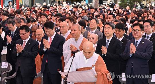 이주호 대통령 권한대행 부총리 겸 교육부 장관이 5일 서울 종로구 조계사에서 열린 불기 2569년 부처님오신날 봉축법요식에서 우원식 국회의장, 오세훈 서울시장 등 참석자들과 함께 합장하고 있다. 연합뉴스