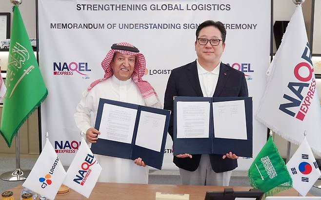 CJ대한통운은 지난달 30일(현지시간) 사우디아라비아 리야드에 위치한 나켈 익스프레스 본사에서 중동 배송 서비스 실현을 위한 전략적 파트너십을 체결했다. 장영호 CJ대한통운 IFS본부장(오른쪽), 아드난 알 마즈루아(Adnan Al Mazrooa) 나켈 익스프레스 부대표가 파트너십 체결 후 기념 촬영을 하고 있다.