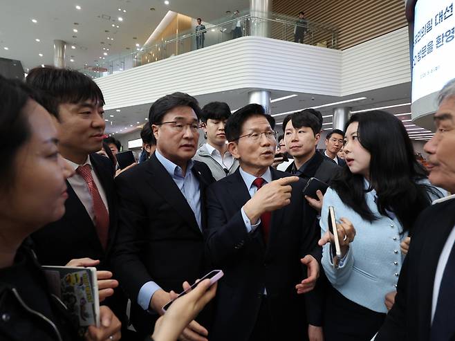 국민의힘 김문수 대선 후보가 6일 아시아태평양경제협력체(APEC) 회의장인 경북 경주시 경주화백컨벤션센터에서 후보 일정을 중단하고 서울로 올라가 현안 문제에 대한 대책을 마련하겠다고 밝힌 뒤 취재진에 둘러싸여 있다. 김 후보 왼쪽은 초선·재선 대표인 김대식 의원. 연합뉴스