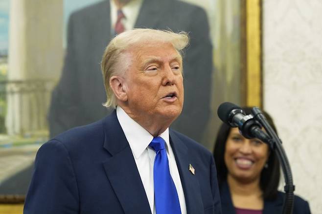 도널드 트럼프 미국 대통령이 영화 관세 100%를 발표한지 하루 만인 5일(현지시간) 영화산업 관계자들이 자신의 관세 방안에 만족하는지 묻겠다고 입장을 바꿨다. 백악관은 이날 영화관세 최종 방안은 아직 결정되지 않았다고 설명했다. AP 뉴시스