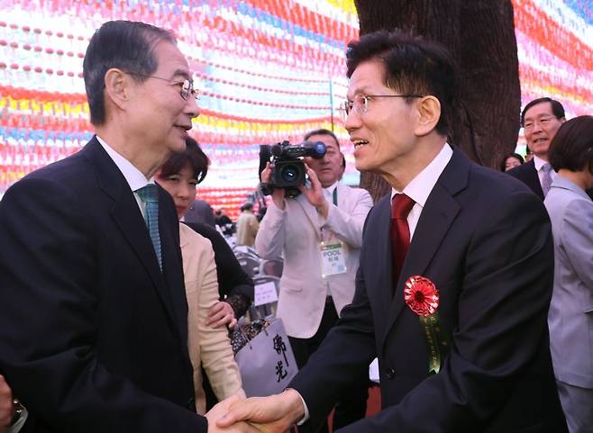 [서울=뉴시스] 최진석 기자 = 김문수 국민의힘 대선 후보와 한덕수 무소속 대선 예비후보가 지난 5일 서울 종로구 조계사에서 열린 부처님오신날 봉축법요식에서 악수하고 있다. (대통령실통신사진기자단) 2025.05.05. myjs@newsis.com /사진=뉴시스