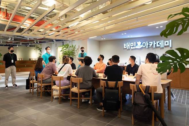 외식업주들이 배민아카데미 경기센터에서 외식업 관련 강의를 듣고 있다. 배민 제공