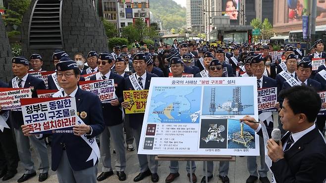 재향군인회 회원들이 지난달 30일 서울 중구 서울중앙우체국 앞에서 기자회견을 열고 중국의 서해 무단 설치 인공구조물 즉각 철거를 촉구하고 있다. 연합뉴스