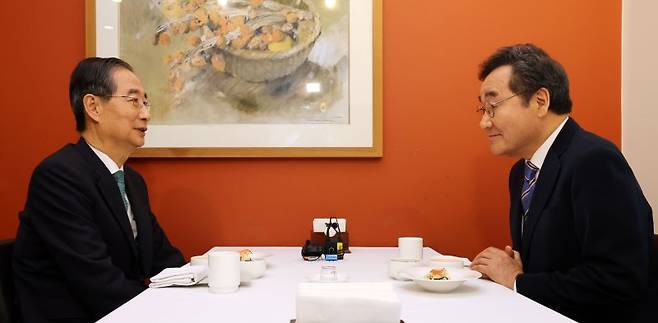 범보수 진영의 후보 단일화를 추진 중인 한덕수 무소속 대선 예비후보(왼쪽)가 6일 서울 중구 한 음식점에서 이낙연 전 국무총리와 오찬 회동을 하고 있다. 연합뉴스