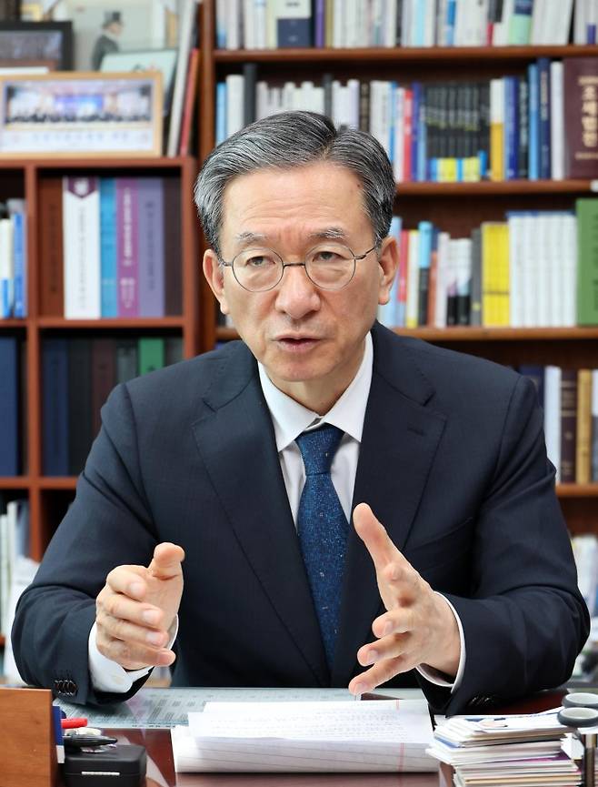 이재명 더불어민주당 대선 후보의 복심이자 38년 지기인 더불어민주당 정성호 의원(5선)이 지난 2일 국회 의원회관에서 파이낸셜뉴스와 인터뷰를 갖고 대법원의 선거법 유죄 취지 파기환송심 여파를 비롯해 이 후보의 기업을 살리기 위한 실용주의 노선 등 주요 현안에 대해 입장을 밝히고 있다. 사진=박범준 기자