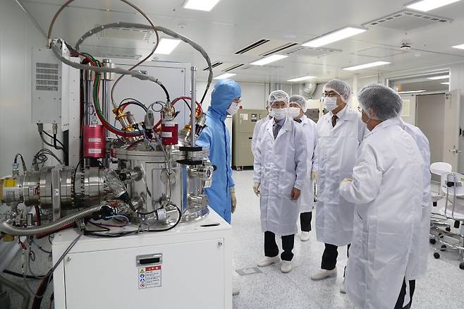 안순철 단국대 총장(오른쪽 두번째)이 DKU반도체 클린룸에서 설명을 듣고 있다.