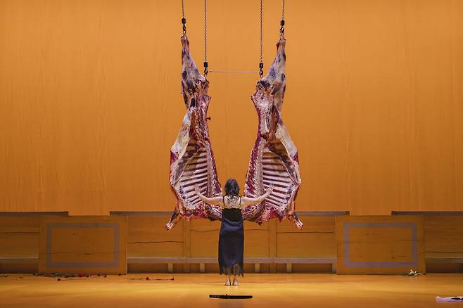 스페인 공연예술가 안헬리카 리델의 ‘사랑의 죽음, 피비린내가 눈에서 떠나지 않아, 후안 벨몬테’ 공연은 소의 사체 등 실물을 사용한다. 국립극장 제공