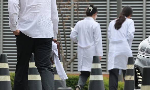 지난 3월 서울대병원에서 의료진이 이동하는 모습. 연합뉴스