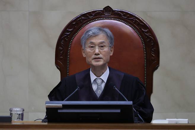 조희대 대법원장이 지난 1일 오후 이재명 더불어민주당 대통령 후보의 공직선거법 사건 전원합의체 선고를 위해 대법원 대법정에 입장해 앉아 있다. 사진공동취재단