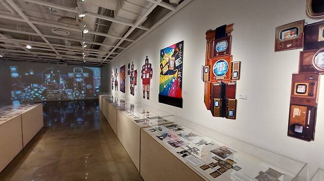 서울 세종문화회관 지하에서 열리고 있는 백남준 팩토리 아카이브전 ‘로봇드림’의 전시장 모습. 미국 신시내티에 있었던 백남준 팩토리(공방)의 기술협업자 마크 패츠폴이 보존한 아카이브 자료들을 통해 백남준 로봇의 창작 과정을 살펴보는 자리다. 노형석 기자