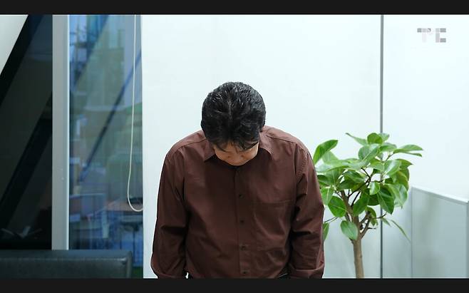 백종원 더본코리아 대표가 6일 자신의 유튜브 채널 영상에서 회사와 관련한 비판에 대해 허리 숙여 사과하고 있다. 백 대표는 이 영상에서 현재 촬영 중인 방송을 제외한 모든 방송 활동을 중단하고 회사의 성장에 집중하겠다고 말했다. 백종원 유튜브 영상 갈무리