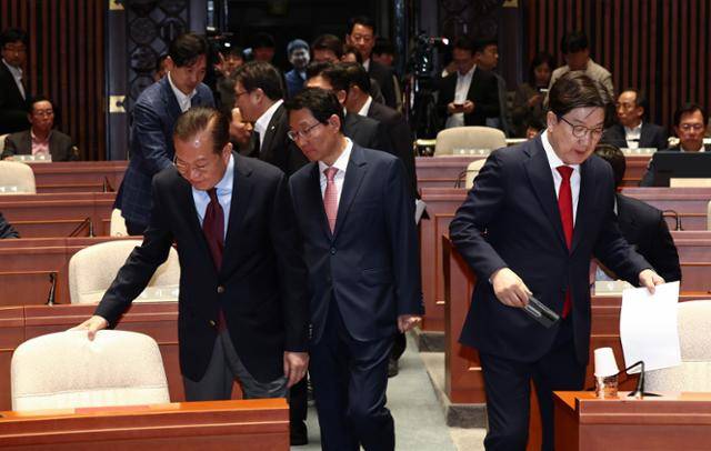 권영세 국민의힘 비상대책위원장과 권성동 원내대표, 김상훈 정책위의장이 5일 서울 여의도 국회에서 열린 의원총회에 입장하고 있다. 뉴스1
