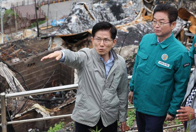 김문수(왼쪽) 국민의힘 대선 후보가 6일 대형 산불 피해를 입은 경북 영덕군 영덕읍 석리 따개비마을을 방문해 복구 현황을 살펴보고 있다. 연합뉴스