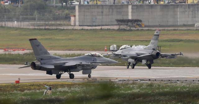 2022년 10월 경기 평택시 주한미군 오산공군기지에서 F-16 전투기가 이륙 준비를 하고 있다. 뉴스1