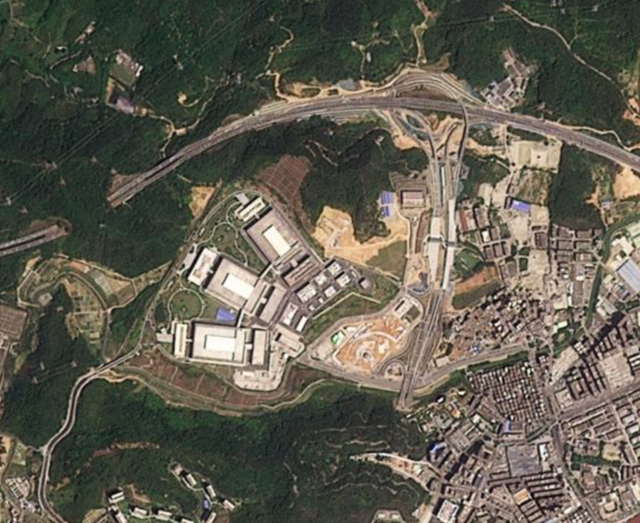 화웨이 및 관련사가 중국 선전에 건설 중인 대규모 반도체 생산시설의 2025년 4월 위성 사진. 플래닛랩스·파이낸셜타임스 캡처