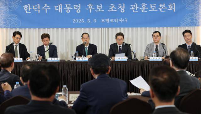 한덕수 전 국무총리가 6일 서울 종로구 코리아나호텔에서 열린 '한덕수 대통령 후보 초청 관훈토론회'에서 패널의 질문에 답변하고 있다. 국회사진기자단