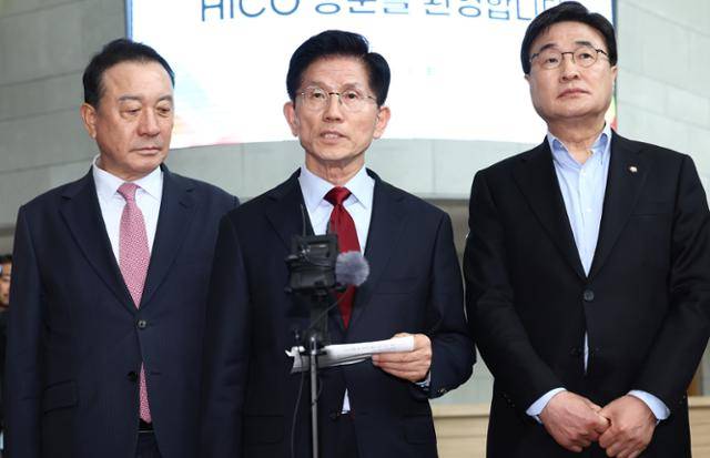 김문수(가운데) 국민의힘 대통령 후보가 6일 경북 경주시 HICO(정상회의장) 미디어센터에서, 단일화 문제를 놓고 당 지도부와 갈등을 빚고 있는 가운데 브리핑을 하고 있다. 뉴스1