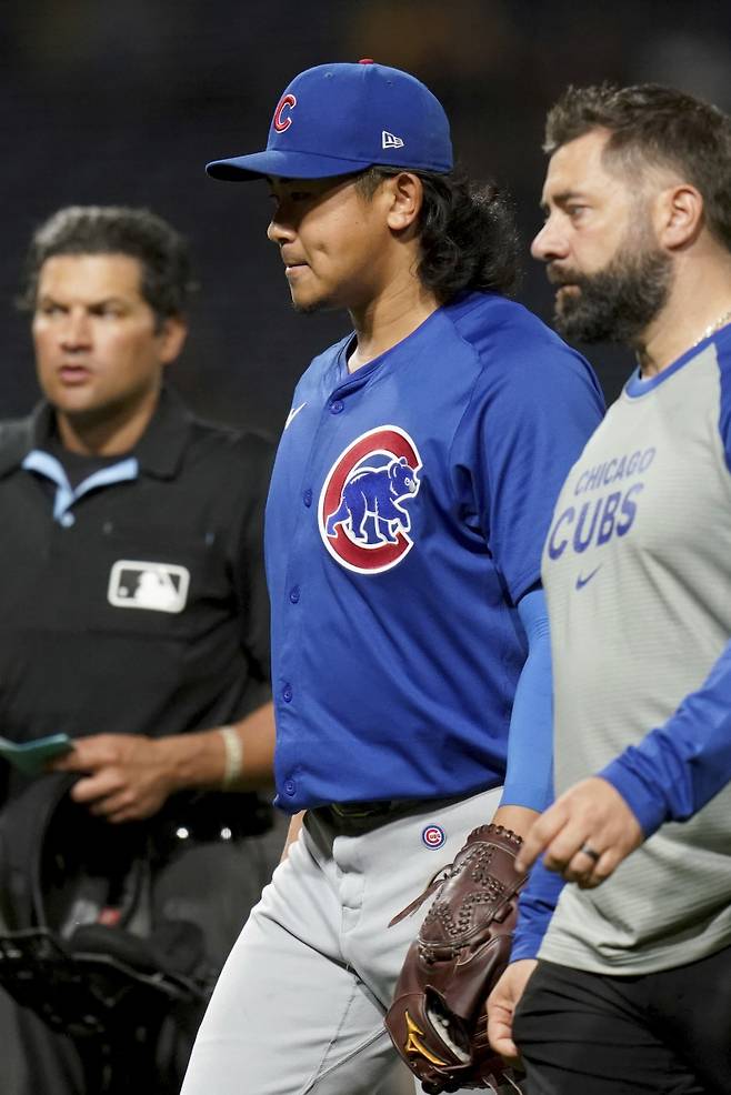 부상으로 교체되는 이마나가 쇼타. AP=연합뉴스