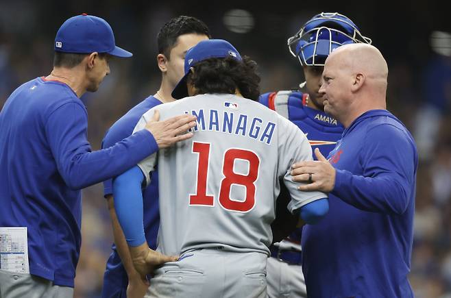 <yonhap photo-1654=""> 부상으로 교체되는 이마나가. AP=연합뉴스</yonhap>