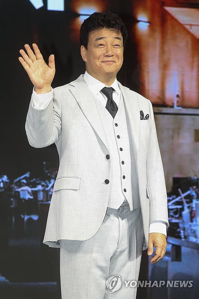 '흑백요리사' 심사위원 백종원 대표_(서울=연합뉴스) 류효림 기자 = 백종원 더본코리아 대표가 11일 서울 종로구 JW메리어트 동대문 스퀘어에서 열린 넷플릭스 예능 '요리 계급 전쟁 흑백요리사' 제작발표회에서 포즈를 취하고 있다. 2024.9.11 ryousanta@yna.co.kr