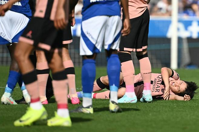<yonhap photo-1769=""> Paris Saint-Germain's South Korean midfielder #19 Lee Kang-in (R) reacts as he lies injured on the pitch during the French L1 football match between RC Strasbourg Alsace and Paris Saint-Germain (PSG) at the Stade de la Meinau in Strasbourg, eastern France, on May 3, 2025. (Photo by SEBASTIEN BOZON / AFP)/2025-05-04 05:38:36/ <저작권자 ⓒ 1980-2025 ㈜연합뉴스. 무단 전재 재배포 금지, AI 학습 및 활용 금지></yonhap>
