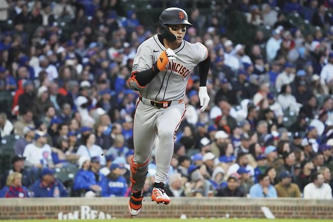 San Francisco Giants' Jung Hoo Lee, of South Korea, runs after hitting a single during the fourth inning of a baseball game against the Chicago Cubs in Chicago, Monday, May 5, 2025. (AP Photo/Nam Y. Huh)/2025-05-06 10:11:54/ <저작권자 ⓒ 1980-2025 ㈜연합뉴스. 무단 전재 재배포 금지, AI 학습 및 활용 금지>