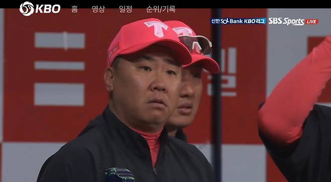 5일 고척 키움전 6회 정해원의 도루 이후 어이없어 하는 이범호 감독. SBS스포츠, 티빙 캡처