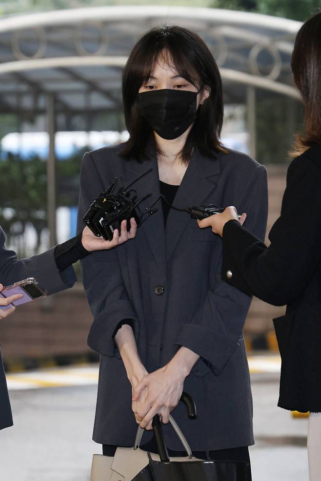 필로폰 투약 혐의로 불구속 기소된 인플루언서 서민재가 19일 오전 서울서부지방법원에서 열린 마약류 관리에 관한 법률 위반 혐의 공판에 출석하기 위해 법원으로 들어서기 전 입장을 밝히고 있다. 서병수 기자 qudtn@edaily.co.kr /2023.10.19/