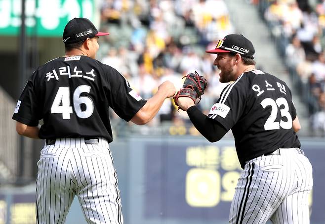 2025 KB0리그 프로야구 두산베어스와 LG트윈스의 경기가 6일 오후 서울 잠실야구장에서 열렸다. 7회말 2사 2루 치리노스가 오명진의 땅볼 타구를 잡아 아웃시키고 1루수 오스틴과 주먹을 마주 치며 더그아웃으로 들어가고 있다. 잠실=김민규 기자 mgkim1@edaily.co.kr /2025.05.06/
