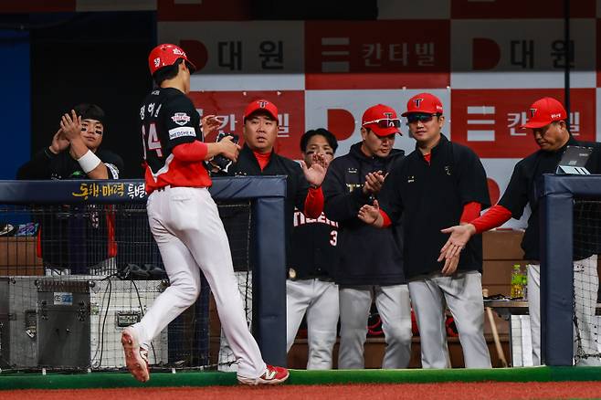 6일 고척 키움전을 승리로 이끈 이범호 감독이 경기 중 선수들을 맞이하고 있다. KIA 제공