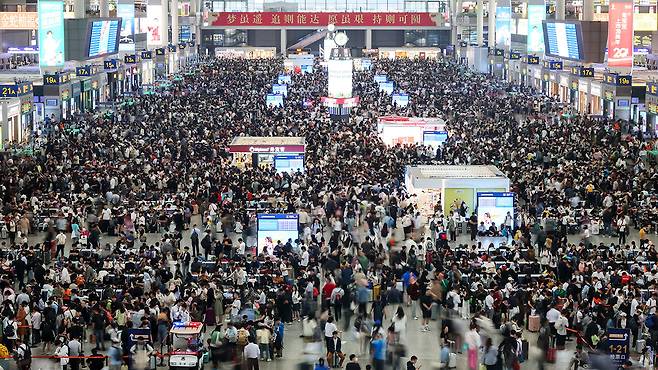 중국 노동절 상하이 철도역의 인파