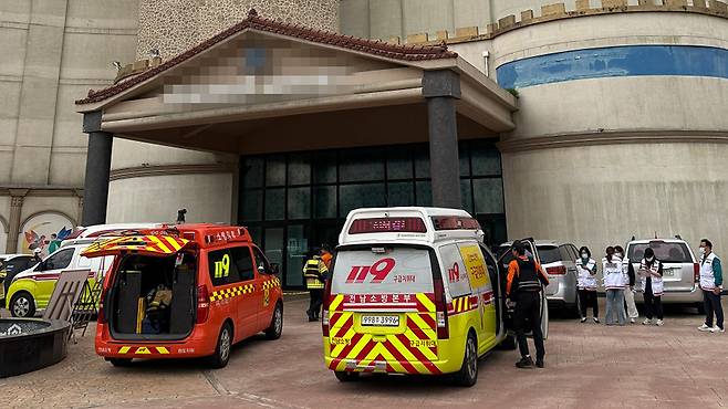 완도 한 리조트에서 숙박객 14명이 두통과 어지럼증 등 가스중독 증상을 보여 119구급대가 환자 이송을 준비하고 있다.