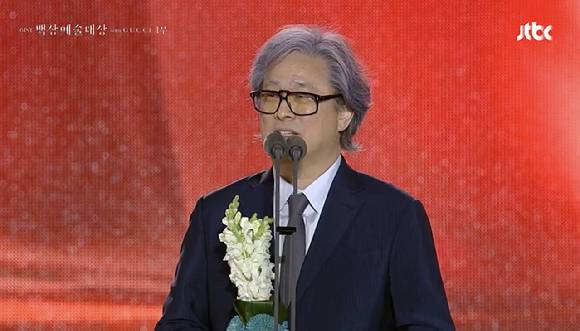제61회 백상예술대상 시상식에서 넷플릭스 오리지널 영화 '전, 란'으로 각본상을 받은 박찬욱 감독.  [사진=백상예술대상 캡처]