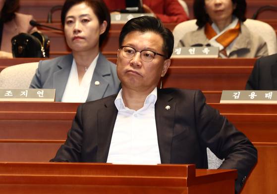 이양수 국민의힘 사무총장이 5일 서울 여의도 국회에서 열린 의원총회에서 권성동 원내대표의 발언을 듣고 있다. 뉴스1