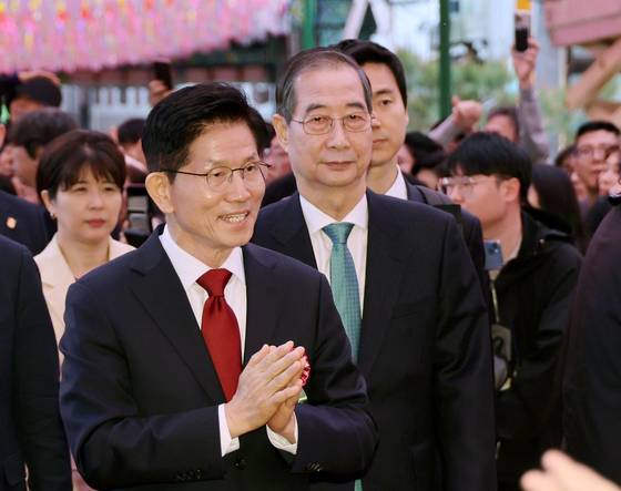 김문수(왼쪽) 국민의힘 대선 후보와 한덕수 무소속 대선 예비후보가 5일 서울 종로구 조계사에서 열린 불기 2569년 부처님오신날 봉축법요식에 참석하고 있다. 연합뉴스