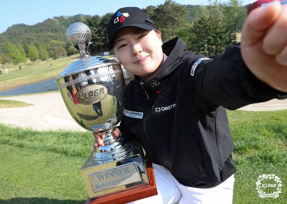 KLPGA 챔피언십 정상에 오른 홍정민은 142위에서 88위로 순위를 대폭 높였다. 사진 KLPGA
