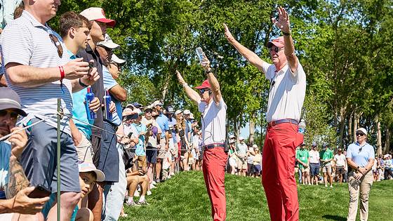 빨간바지를 입은 세일스맨십 클럽 오브 댈러스 회원들이 CJ컵 대회에서 자원봉사를 하고 있다.