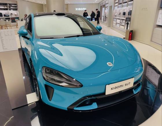 베이징 왕푸징 쇼핑몰 둥팡신톈디의 샤오미 매장에 전시 중인 샤오미 전기차 SU7. 지난 4일 기존의 스마트 드라이빙 기능을 홈페이지에서 삭제하고 어시스트 드라이빙으로 표현을 변경했다. 신경진 기자