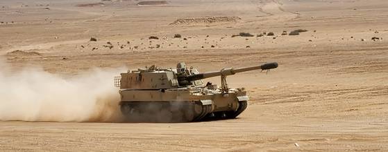 국내 방위산업 4사가 무기 해외 수출에 힘입어 지난 1분기 역대 최대 합산 매출을 기록했다. 사진은 한화에어로스페이스의 K9 자주포가 중동 사막을 달리는 모습. 사진 한화에어로스페이스