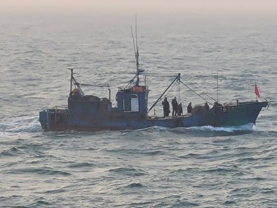 지난 3월 20일 중부지방해양경찰청 서해5도특별경비단이 인천 옹진군 소청도 남서쪽 해역에서 나포한 중국어선. 해경은 이날 중국어선 1척을 경제수역어업주권법 위반 혐의로 나포하고, 15척을 퇴거 조치했다. 서해5도특별경비단