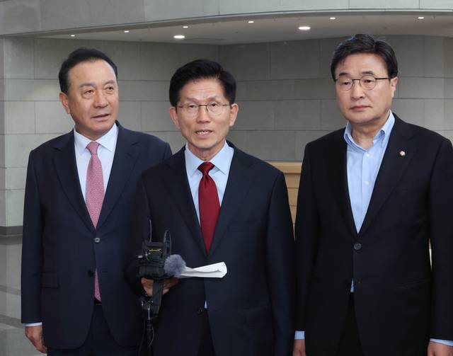 ▲ 국민의힘 김문수(가운데) 대선 후보가 6일 아시아태평양경제협력체(APEC) 회의장인 경북 경주시 경주화백컨벤션센터에서 취재진의 질문에 답하고 있다. 연합뉴스