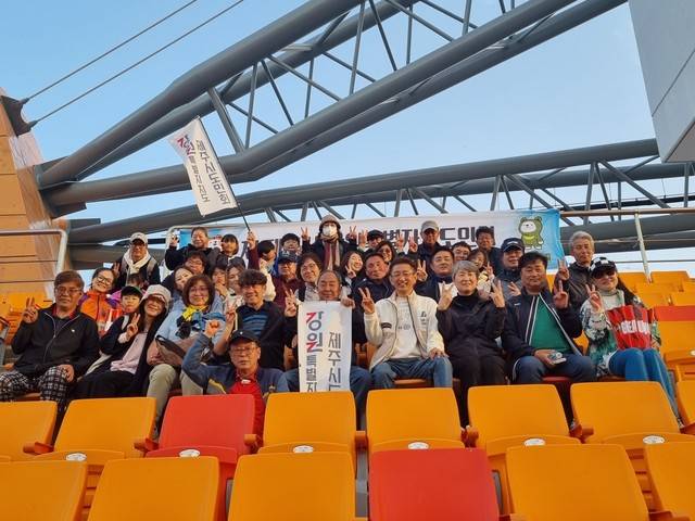 ▲재제주강원특별자치도민회(회장 정종칠)는 6일 제주월드컵경기장에서 열린 하나은행 K리그1 2025 12라운드 강원FC 대 제주SK FC 경기를 단체관람하며 원정 응원에 동참했다.