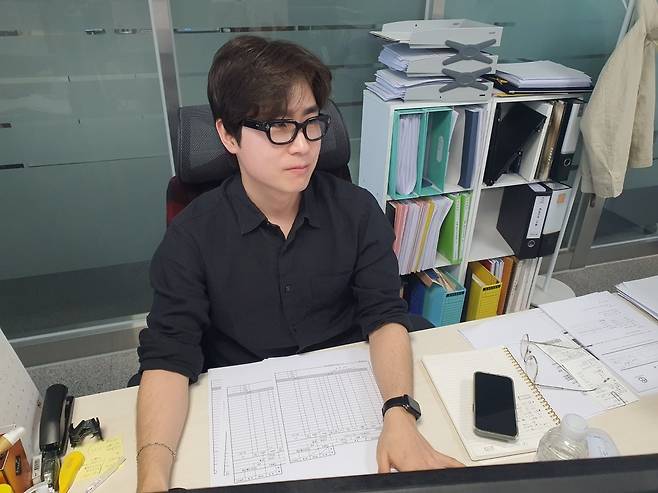 이서준 주임이 홈페이지 관리 업무를 하고 있다. 윤현주 기자